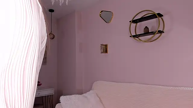 SunnivaCovil online show from September 15, 2025, 3:12 pm