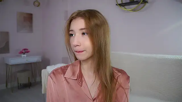 SunnivaCovil online show from September 25, 2025, 2:12 pm