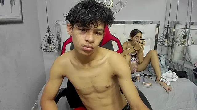 leslieanddrako online show from October 15, 2025, 5:43 pm