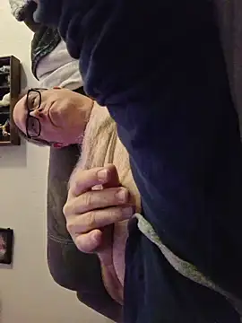 Snapshot of Smallone327 chatting on March 15, 2026, 5:47 am Smallone327 online show from March 15, 2026, 5:47 am