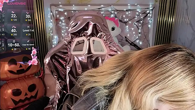 lili conor s online show from October 18, 2025, 4:25 am