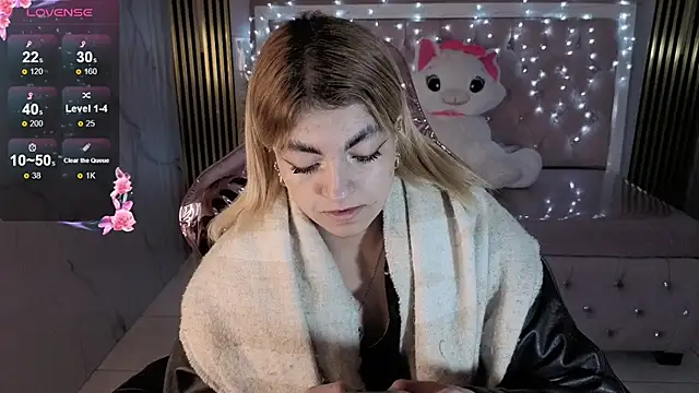 lili conor s online show from November 14, 2025, 3:21 am