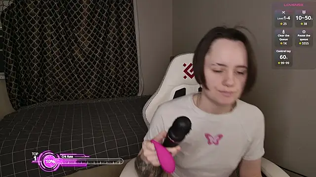 Snapshot of Luna_Loveee chatting on February 18, 2026, 3:37 am Luna Loveee online show from February 18, 2026, 3:37 am