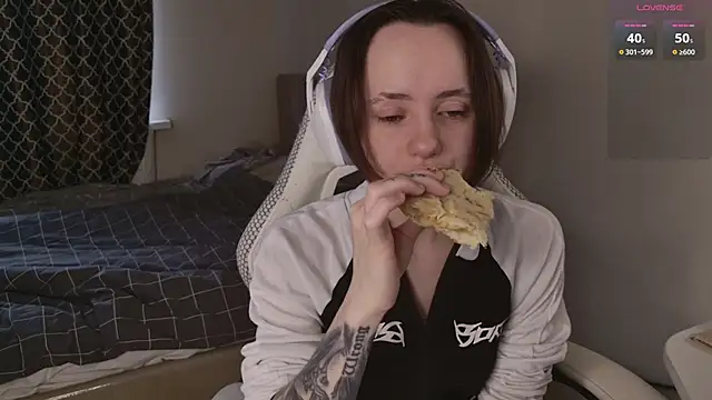 Luna Loveee online show from April 9, 2026, 4:14 am