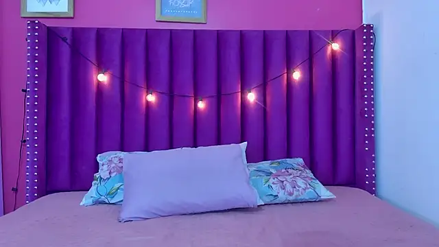 innocenthazel online show from April 14, 2026, 2:49 am