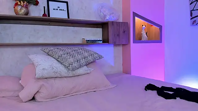 Lucia Brown  online show from March 16, 2025, 7:06 pm