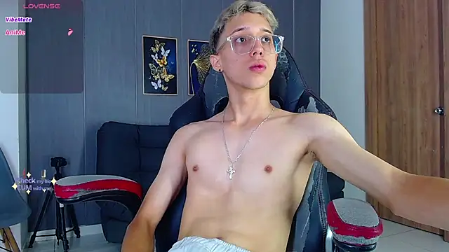 Snapshot of skinny_bigcock02 chatting on October 20, 2025, 3:23 pm skinny bigcock02 online show from October 20, 2025, 3:23 pm