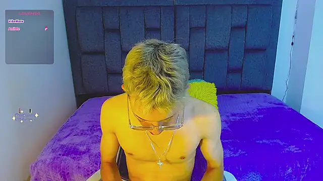 Snapshot of skinny_bigcock02 chatting on October 25, 2025, 10:10 pm skinny bigcock02 online show from October 25, 2025, 10:10 pm