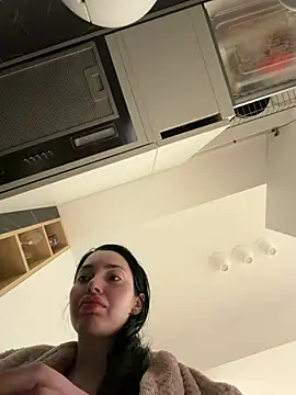 Mia Splash online show from April 9, 2026, 5:52 pm