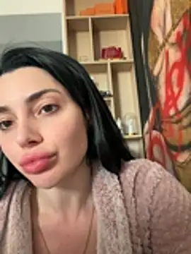 Mia Splash online show from April 7, 2026, 3:03 pm