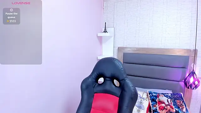 Snapshot of MEGANZARICK chatting on December 22, 2025, 10:43 pm MEGANZARICK online show from December 22, 2025, 10:43 pm