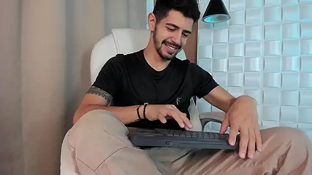 AlejandroStormm online show from October 17, 2025, 8:32 pm