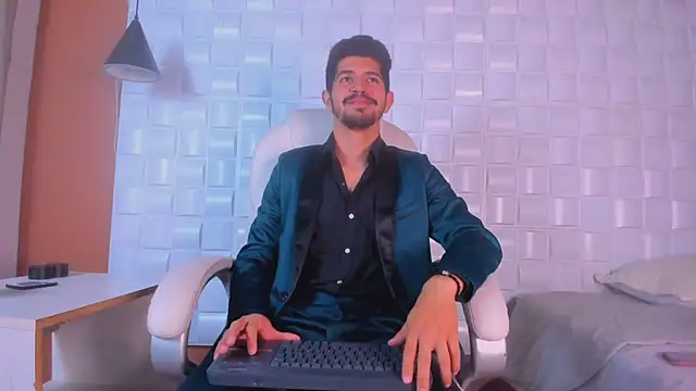 AlejandroStormm online show from February 26, 2025, 8:47 pm