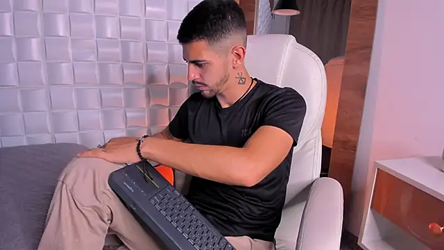 AlejandroStormm online show from November 23, 2025, 3:16 am