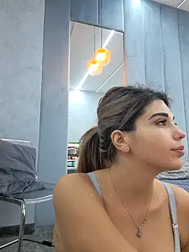 Bella Posh online show from October 12, 2025, 7:43 am