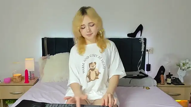 EmilyAngells online show from November 12, 2025, 7:56 am