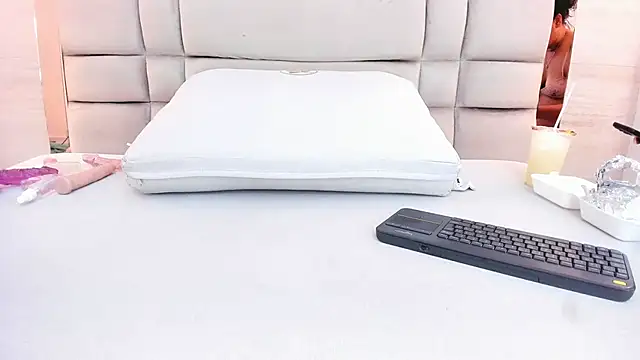 selena foxshade online show from February 27, 2025, 1:19 am