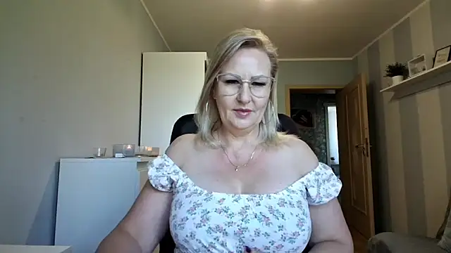 Snapshot of DianaLive chatting on May 27, 2026, 6:21 am DianaLive online show from May 27, 2026, 6:21 am