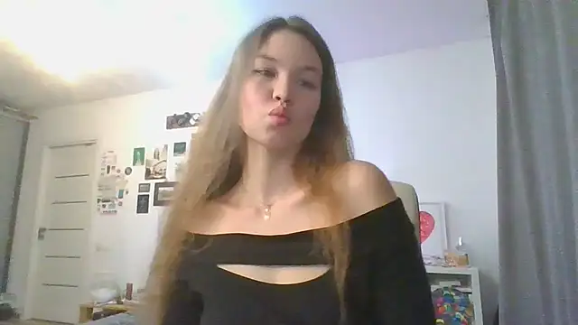 Snapshot of Glitter_Doll chatting on February 24, 2025, 8:36 pm Glitter Doll online show from February 24, 2025, 8:36 pm