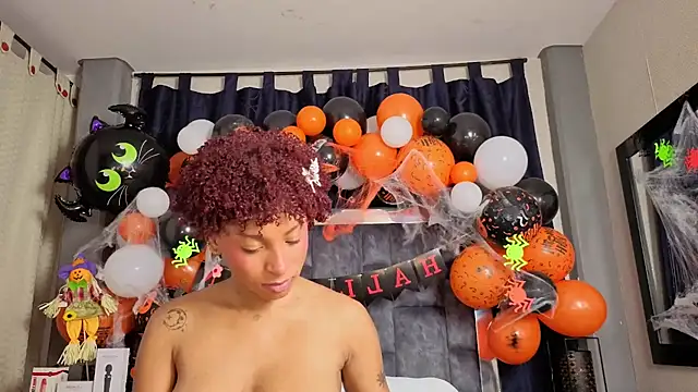 Snapshot of Effie_cooper chatting on October 18, 2025, 7:49 pm Effie cooper online show from October 18, 2025, 7:49 pm