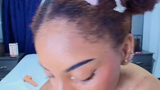 Snapshot of Effie_cooper chatting on March 20, 2025, 8:19 pm Effie cooper online show from March 20, 2025, 8:19 pm