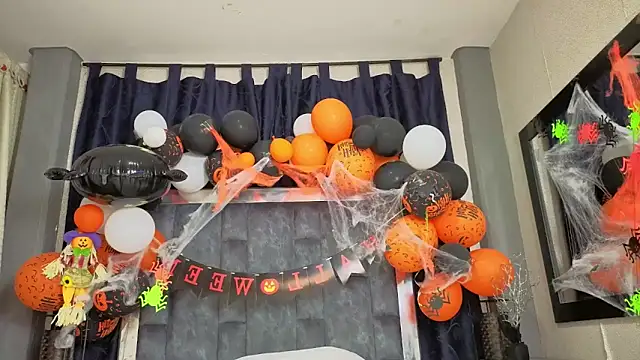 Snapshot of Effie_cooper chatting on October 31, 2025, 7:32 pm Effie cooper online show from October 31, 2025, 7:32 pm