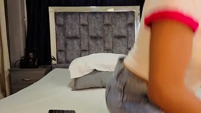 Snapshot of Effie_cooper chatting on October 11, 2025, 8:43 pm Effie cooper online show from October 11, 2025, 8:43 pm