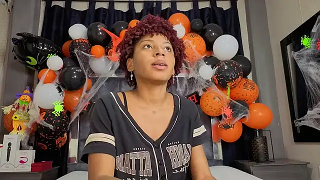 Snapshot of Effie_cooper chatting on October 22, 2025, 7:24 pm Effie cooper online show from October 22, 2025, 7:24 pm