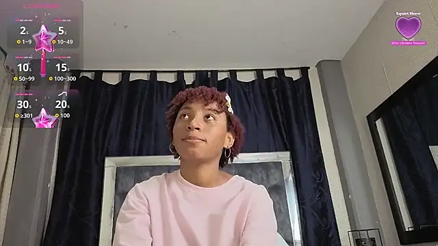 Snapshot of Effie_cooper chatting on December 2, 2025, 7:37 pm Effie cooper online show from December 2, 2025, 7:37 pm