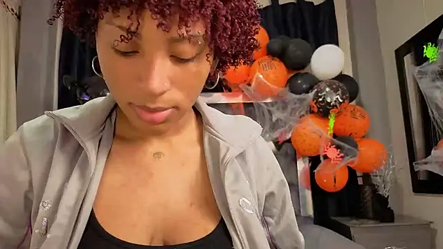 Snapshot of Effie_cooper chatting on October 28, 2025, 7:24 pm Effie cooper online show from October 28, 2025, 7:24 pm