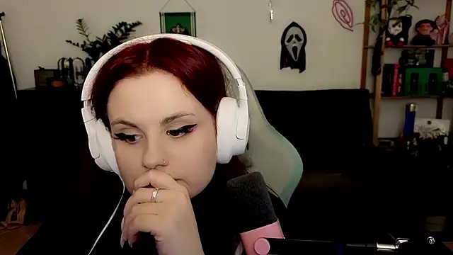 Della Ideal online show from December 13, 2025, 8:04 pm