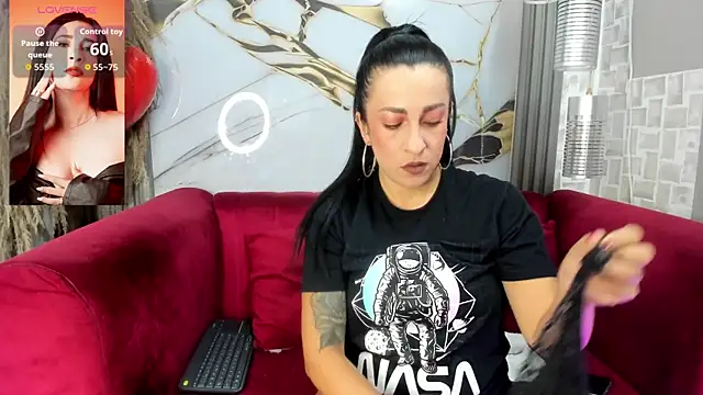 Bella williamss  online show from April 11, 2026, 8:01 pm