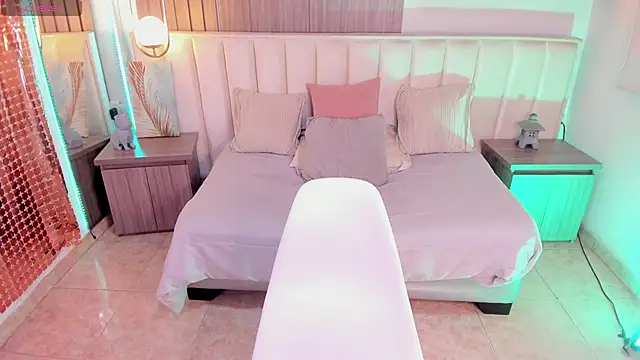 Nicoll Evans  online show from March 3, 2025, 12:28 pm