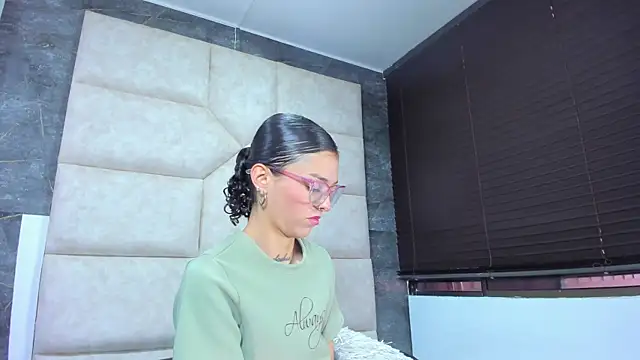 Vaiolett Smith online show from April 13, 2026, 2:43 pm