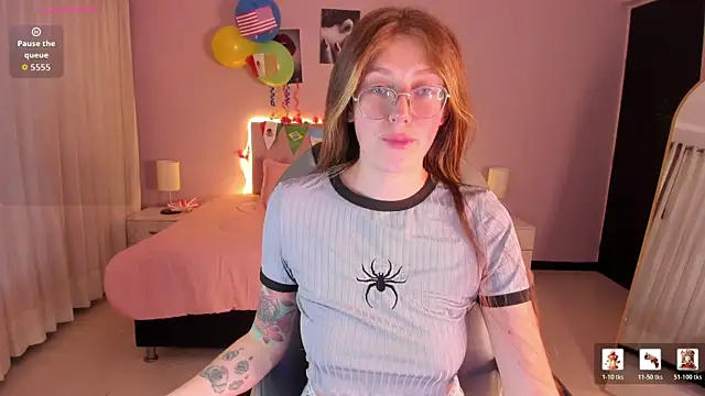 Snapshot of Emily_Warren_ chatting on June 17, 2026, 8:52 pm Emily Warren online show from June 17, 2026, 8:52 pm