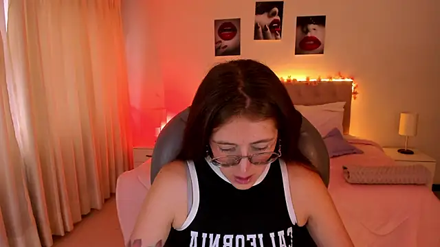 Snapshot of Emily_Warren_ chatting on October 28, 2025, 8:08 pm Emily Warren online show from October 28, 2025, 8:08 pm