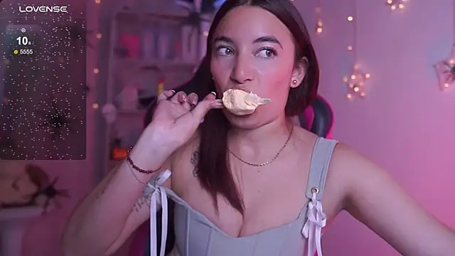 Snapshot of issa_monterrey chatting on October 7, 2025, 9:27 pm issa monterrey online show from October 7, 2025, 9:27 pm