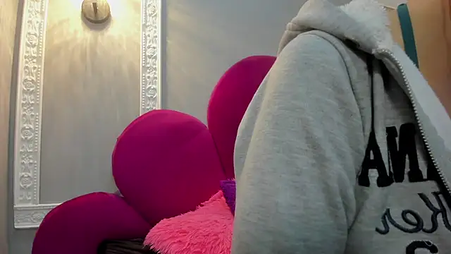 Bonniie 22 online show from December 5, 2025, 3:43 pm