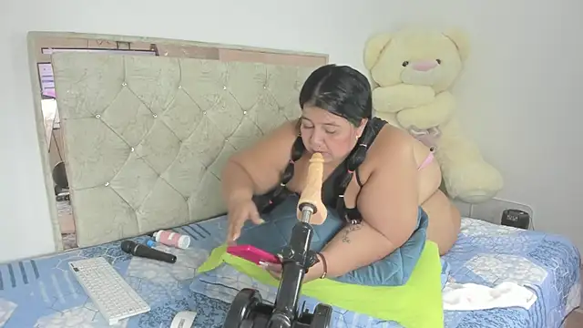 LunaaSweett online show from April 16, 2026, 9:39 pm