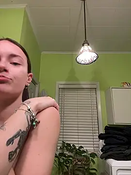 Snapshot of Evalynfox chatting on March 5, 2025, 4:34 am Evalynfox online show from March 5, 2025, 4:34 am