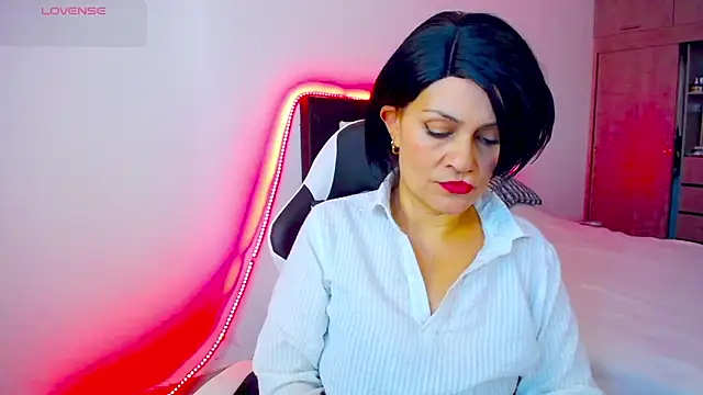 CarolinneFiotti online show from November 4, 2025, 1:37 pm