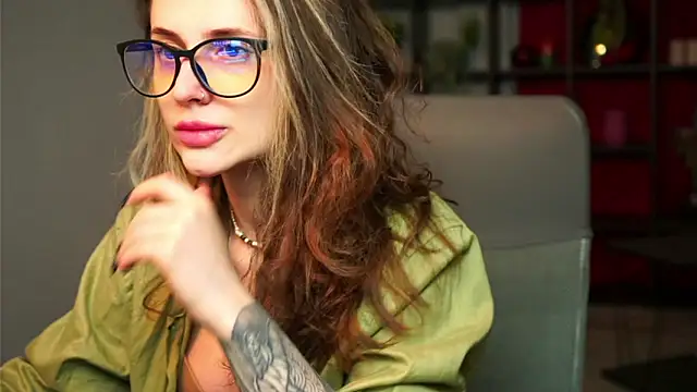 Snapshot of OliviaMcClean chatting on February 8, 2026, 2:20 am OliviaMcClean online show from February 8, 2026, 2:20 am