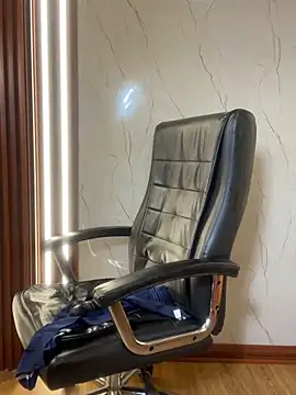 PinkyMoon online show from November 28, 2025, 5:40 am