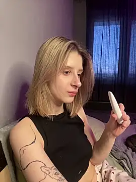 amorearte m online show from March 9, 2025, 4:27 am