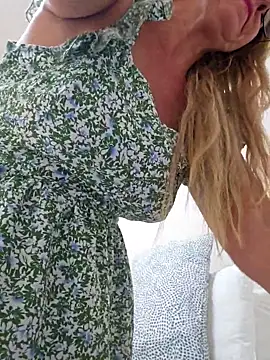 Snapshot of Melody73 chatting on October 6, 2025, 5:35 pm Melody73 online show from October 6, 2025, 5:35 pm