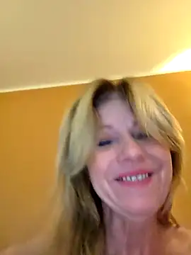 Snapshot of Melody73 chatting on November 11, 2025, 7:03 am Melody73 online show from November 11, 2025, 7:03 am