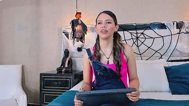 LiliJensen online show from October 17, 2025, 7:59 pm