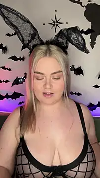 Snapshot of April_Vancee chatting on October 20, 2025, 1:33 pm April Vancee online show from October 20, 2025, 1:33 pm