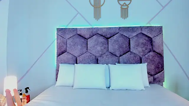 aurora collinss  online show from October 7, 2025, 1:12 pm