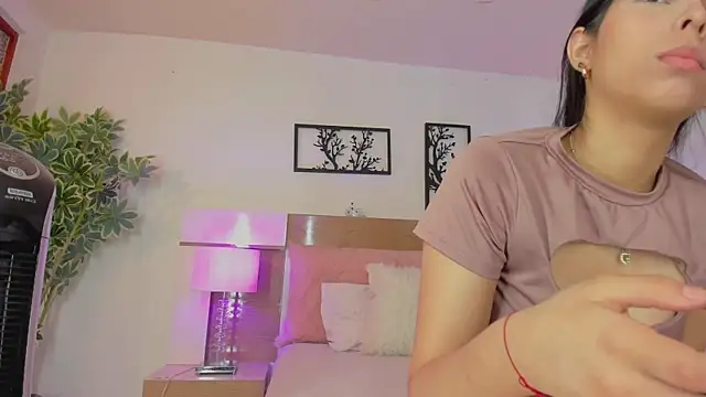 Olivia pretty  online show from March 3, 2025, 1:34 pm